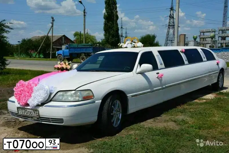 Фото автомобиля LINCOLN TOWN CAR, 2003 — госномер Т070ОО93. Цвет: БЕЛЫЙ