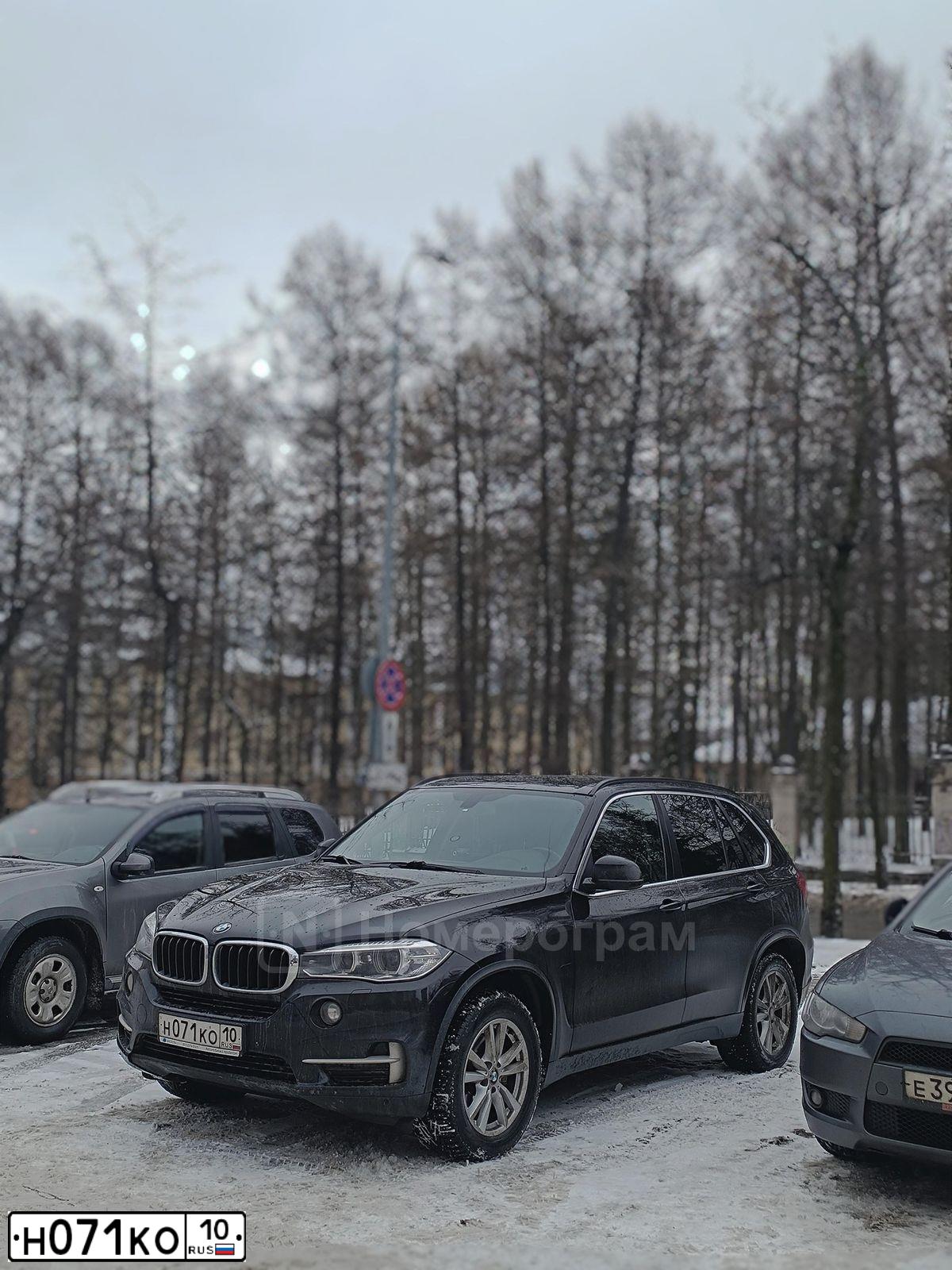Фото автомобиля BMW X5, 2016 — госномер Н071КО10. Цвет: ЧЕРНЫЙ
