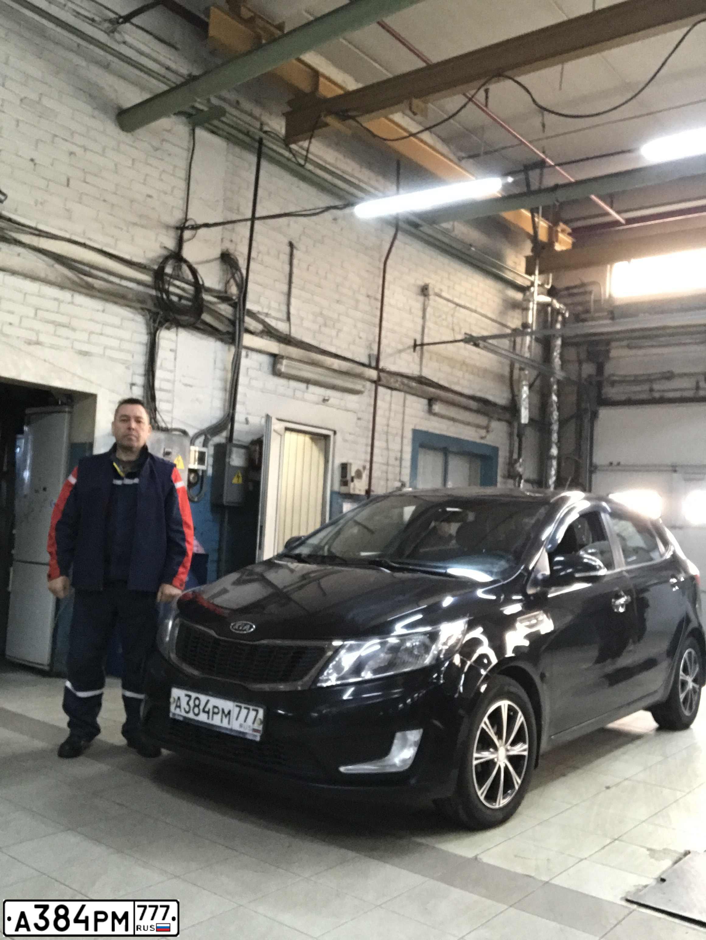 Фото автомобиля KIA RIO, 2012 — госномер А384РМ777. Цвет: ЧЕРНЫЙ