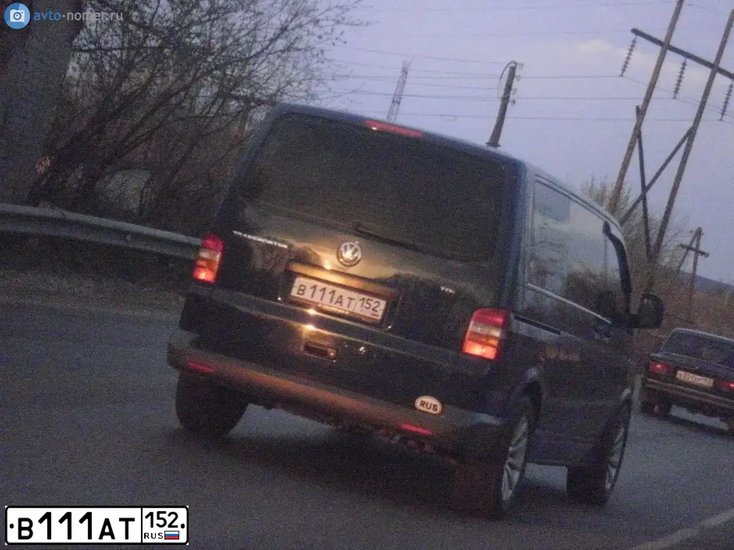 Фото автомобиля VOLKSWAGEN TRANSPORTER, 2003 — госномер В111АТ152. Цвет: СИНИЙ