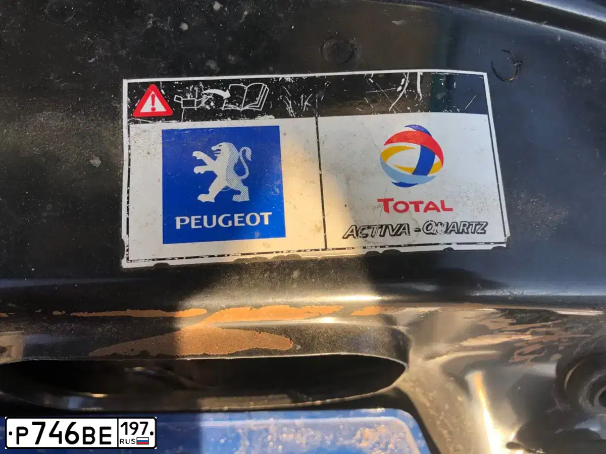 Фото автомобиля PEUGEOT BOXER, 2010 — госномер Р746ВЕ197. Цвет: СИНИЙ