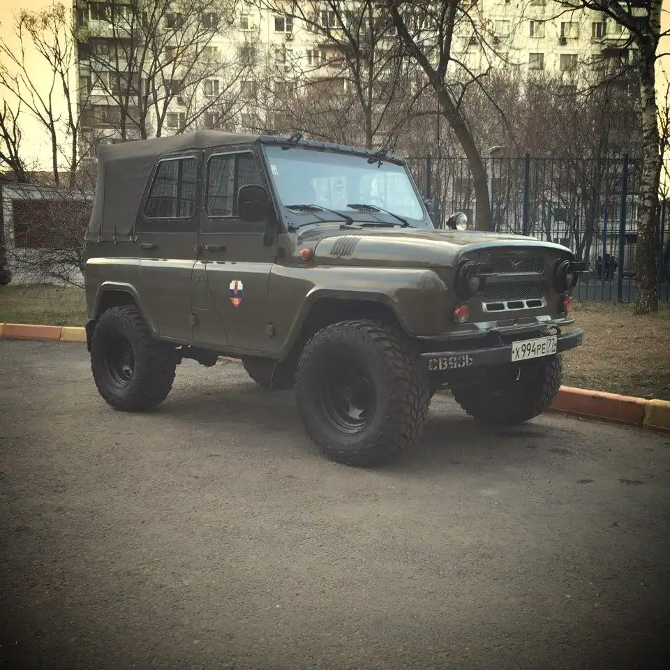 Фото автомобиля UAZ 3151 / HUNTER, 2004 — госномер М002УР150. Цвет: ЗЕЛЕНЫЙ