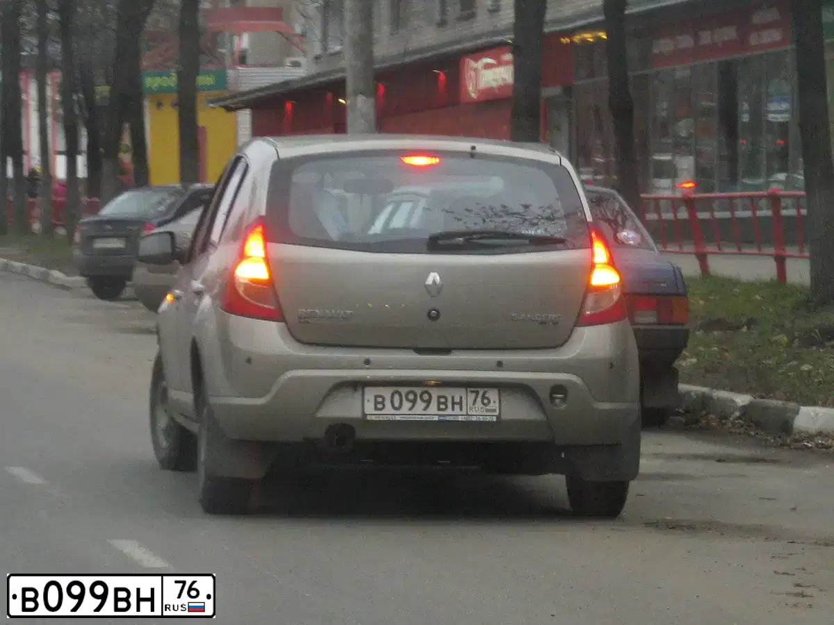 Фото автомобиля РЕНО САНДЕРО, 2011 — госномер Х645КЕ198. Цвет: БЕЖЕВЫЙ