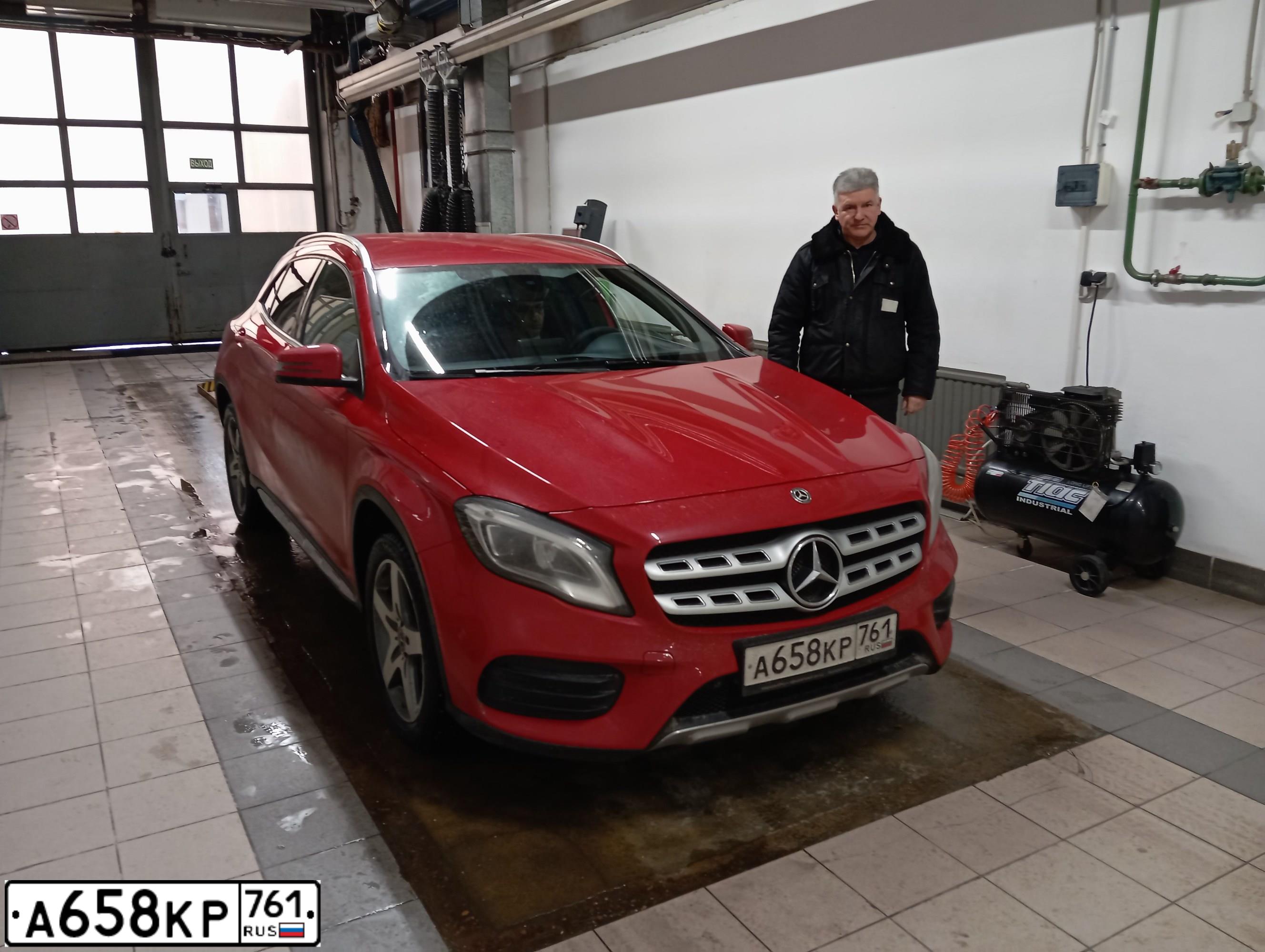 Фото автомобиля MERCEDES GLA-KLASSE, 2017 — госномер Т997РВ797. Цвет: Красный