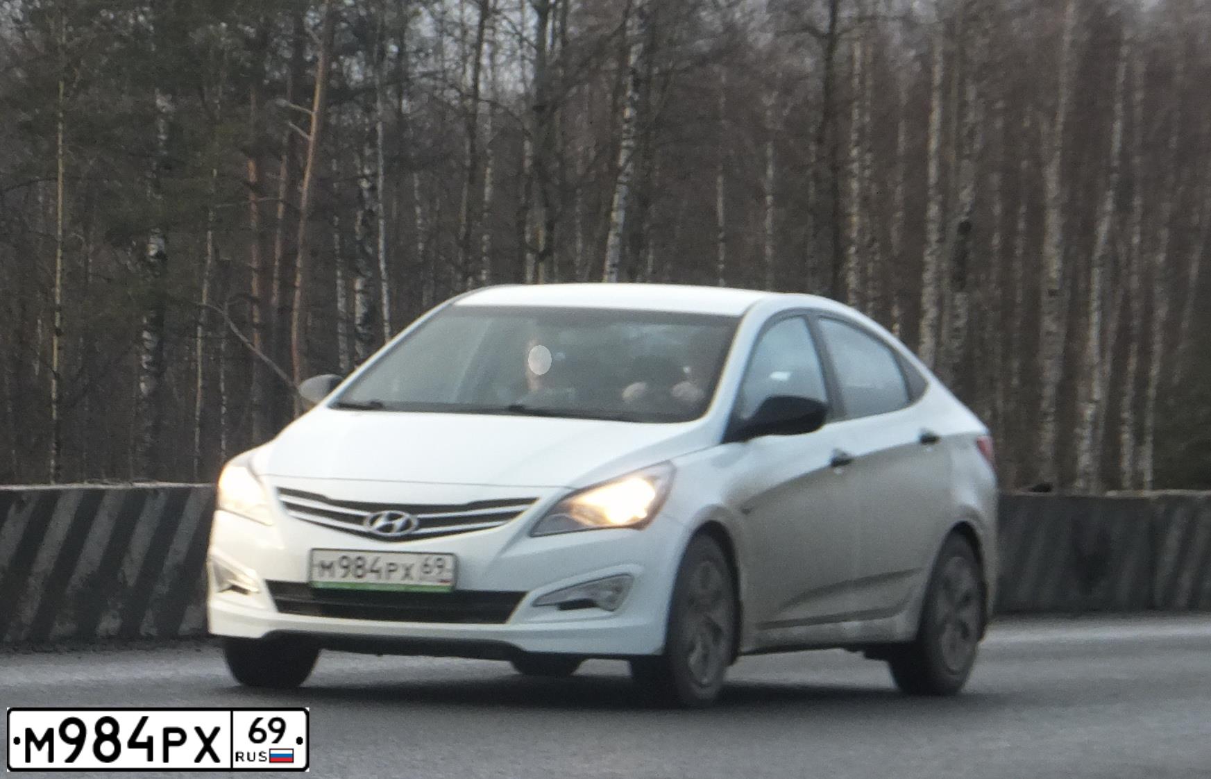Фото автомобиля HYUNDAI SOLARIS, 2015 — госномер М984РХ69. Цвет: Белый