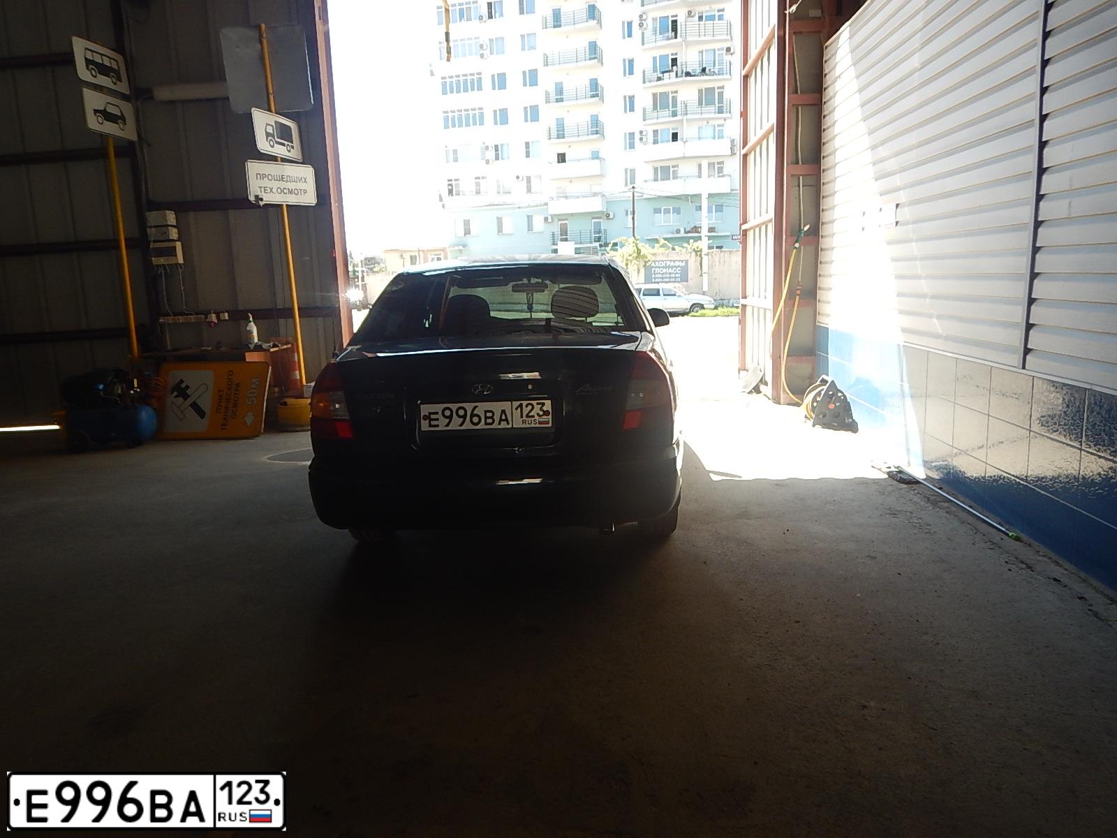 Фото автомобиля TAGAZ ACCENT, 2011 — госномер Е996ВА123. Цвет: ЧЕРНЫЙ