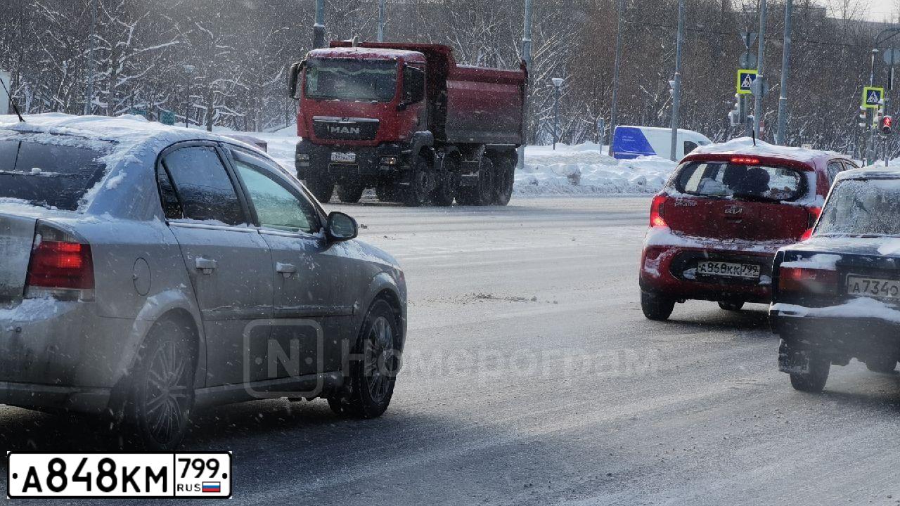 Фото автомобиля AUDI A4, 2018 — госномер А848КМ799. Цвет: ЧЕРНО-СИНИЙ