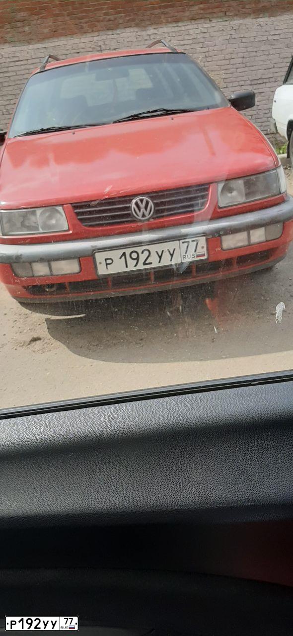 Фото автомобиля VOLKSWAGEN PASSAT, 1994 — госномер Р192УУ77. Цвет: КРАСНЫЙ