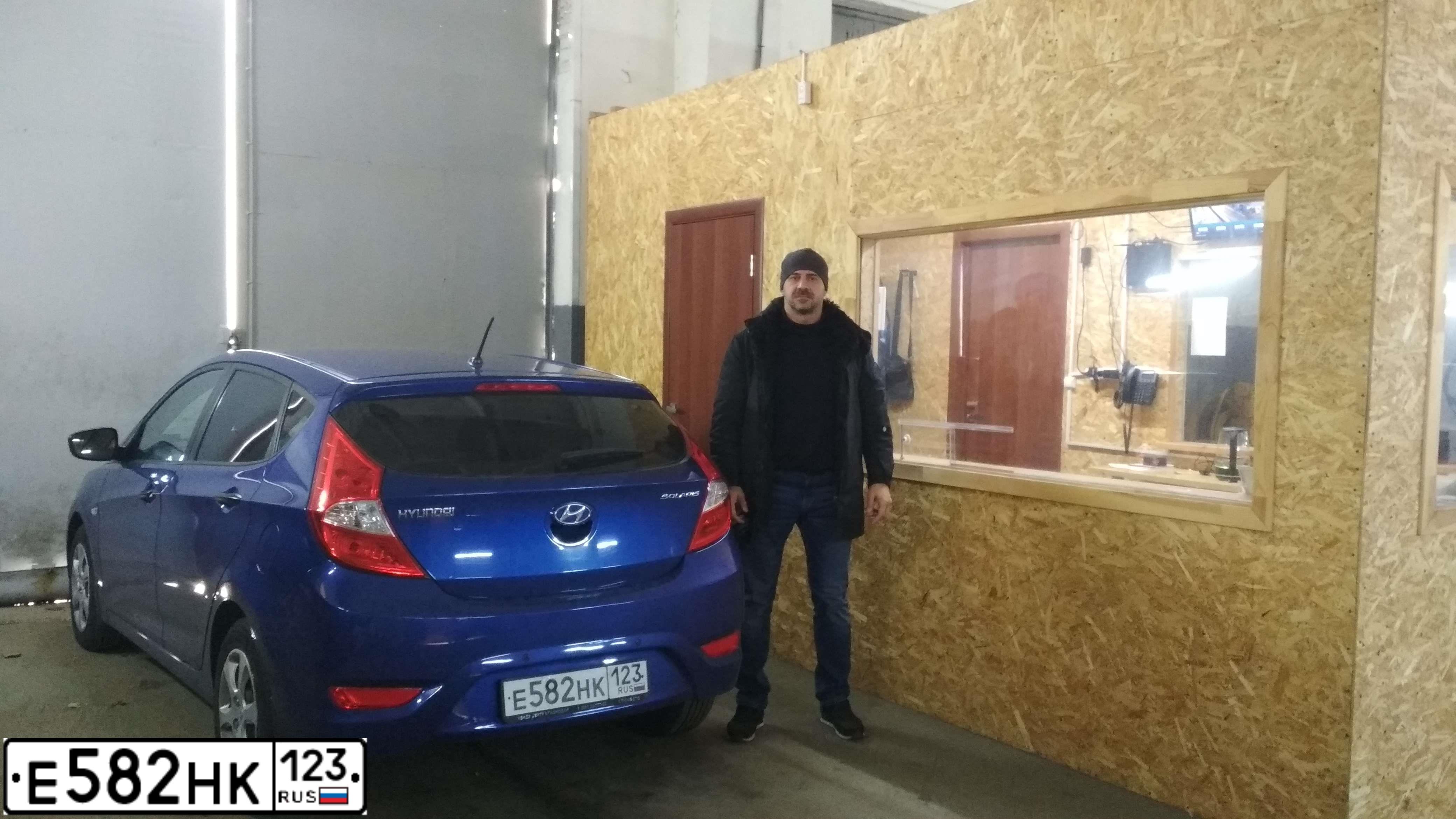 Фото автомобиля HYUNDAI SOLARIS, 2013 — госномер Е582НК123. Цвет: ТЕМНО-СИНИЙ