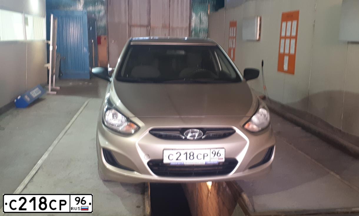 Фото автомобиля HYUNDAI SOLARIS, 2011 — госномер С218СР96. Цвет: БЕЖЕВО-СЕРЫЙ