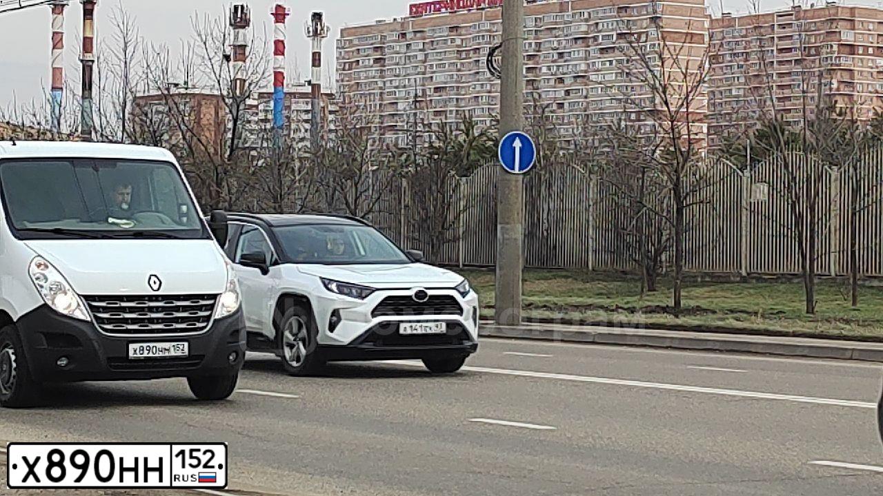 Фото автомобиля LADA PRIORA, 2011 — госномер А118РС252. Цвет: СВЕТЛО-СЕРЕБРИСТЫЙ МЕТАЛЛ