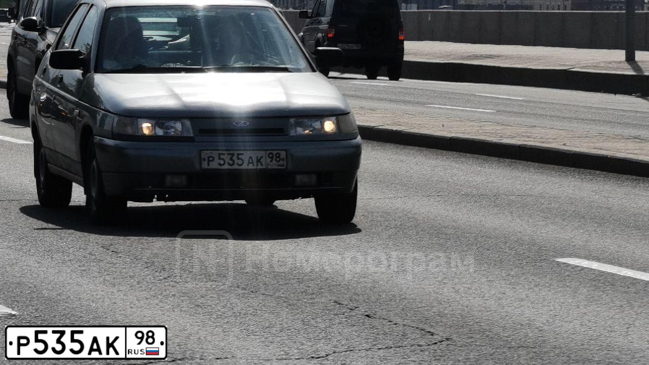 Фото автомобиля LADA 2112, 2007 — госномер Р535АК98. Цвет: СЕРО-ЗЕЛЕНЫЙ