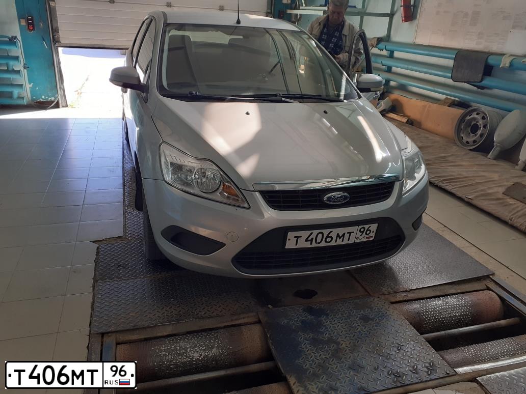 Фото автомобиля FORD FOCUS, 2010 — госномер Н960АО196. Цвет: СВЕТЛО-СЕРЫЙ