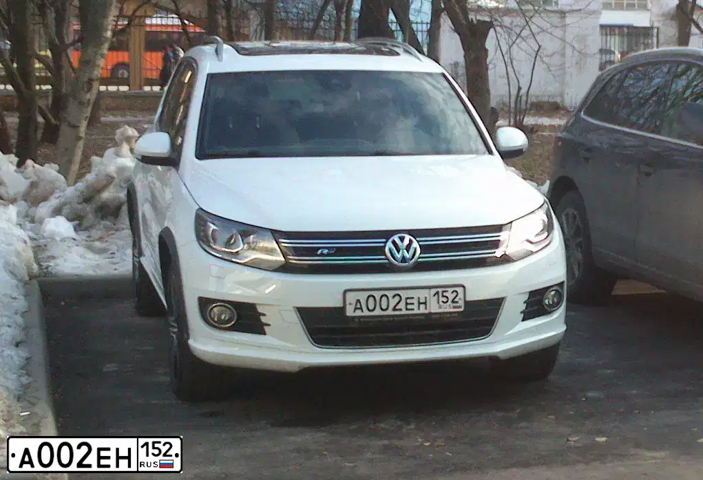 Фото автомобиля VOLKSWAGEN TOUAREG, 2012 — госномер К002МС152. Цвет: ЧЕРНЫЙ