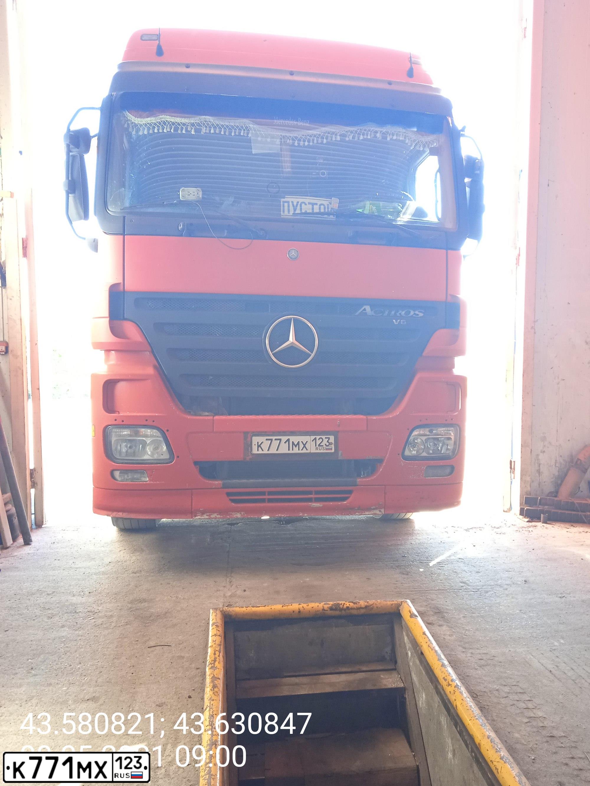 Фото автомобиля MERCEDES ACTROS, 2004 — госномер К732МК07. Цвет: Красный