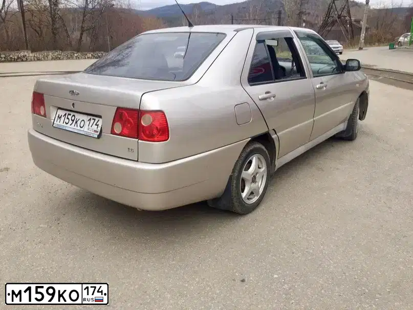 Фото автомобиля CHERY AMULET /FLAGCLOUD/, 2008 — госномер М159КО174. Цвет: СЕРЫЙ
