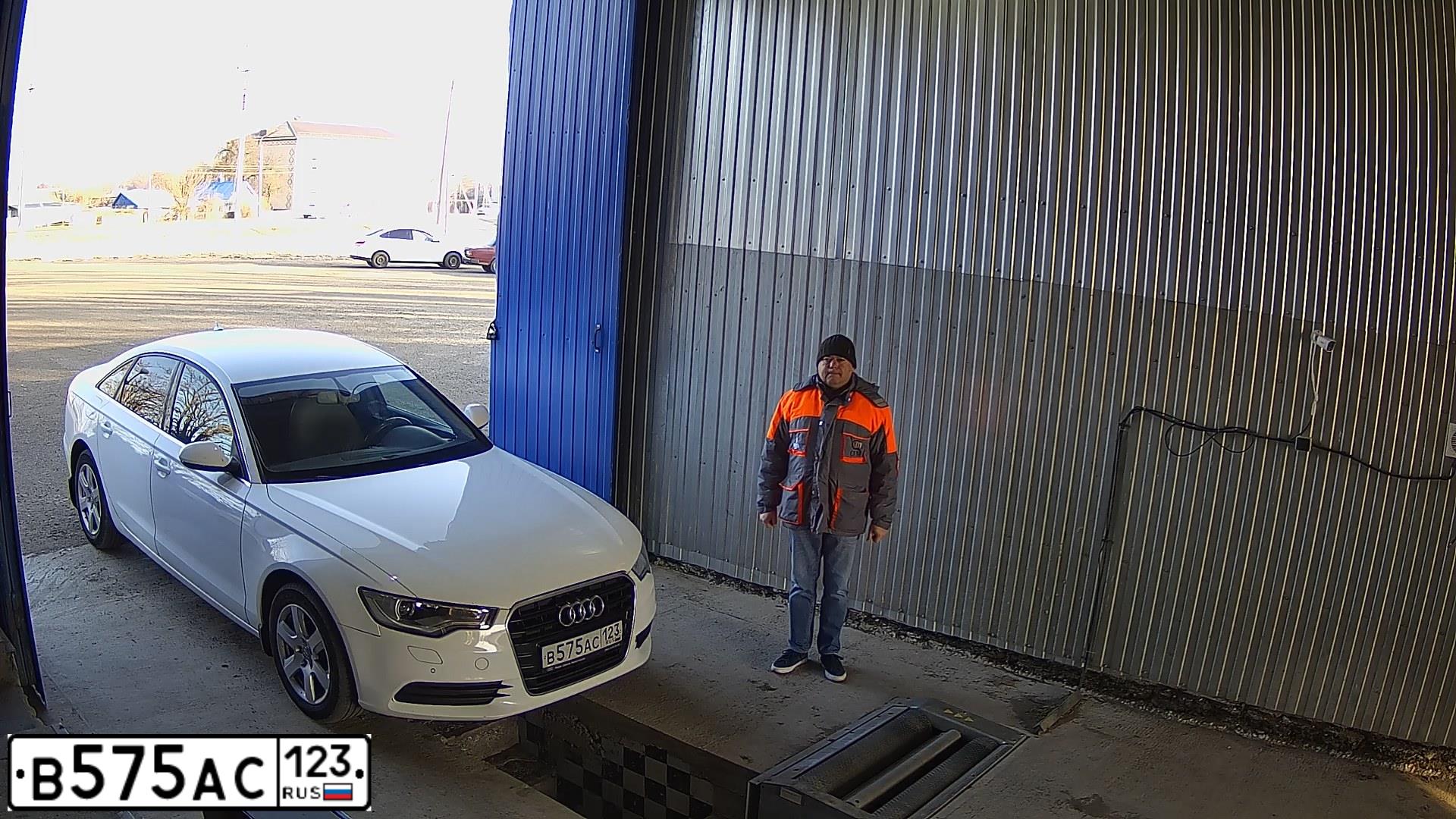 Фото автомобиля AUDI A6, 2011 — госномер В575АС123. Цвет: Белый