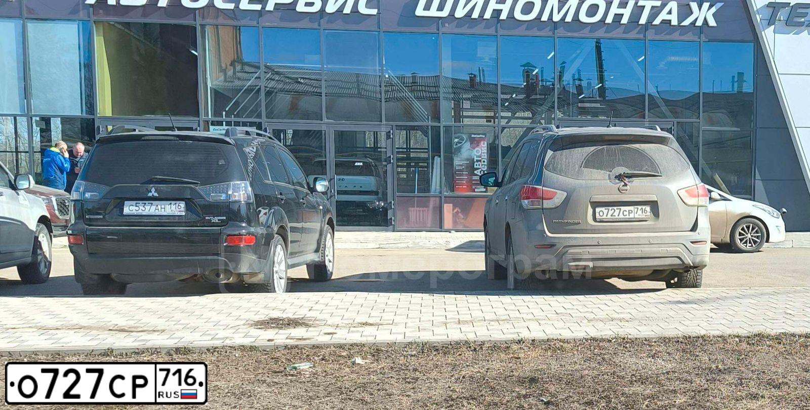 Фото автомобиля NISSAN PATHFINDER, 2015 — госномер О727СР716. Цвет: СЕРЫЙ