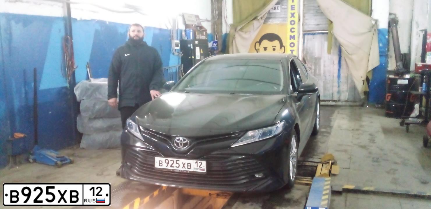 Фото автомобиля TOYOTA CAMRY, 2018 — госномер Х428ЕТ196. Цвет: ЧЕРНЫЙ