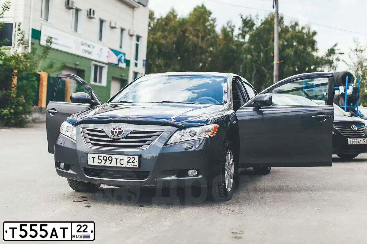 Фото автомобиля TOYOTA CAMRY, 2008 — госномер Т555АТ22. Цвет: ЧЕРНЫЙ