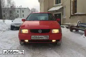 Фото автомобиля VOLKSWAGEN POLO, 1999 — госномер А066МН196. Цвет: Красный
