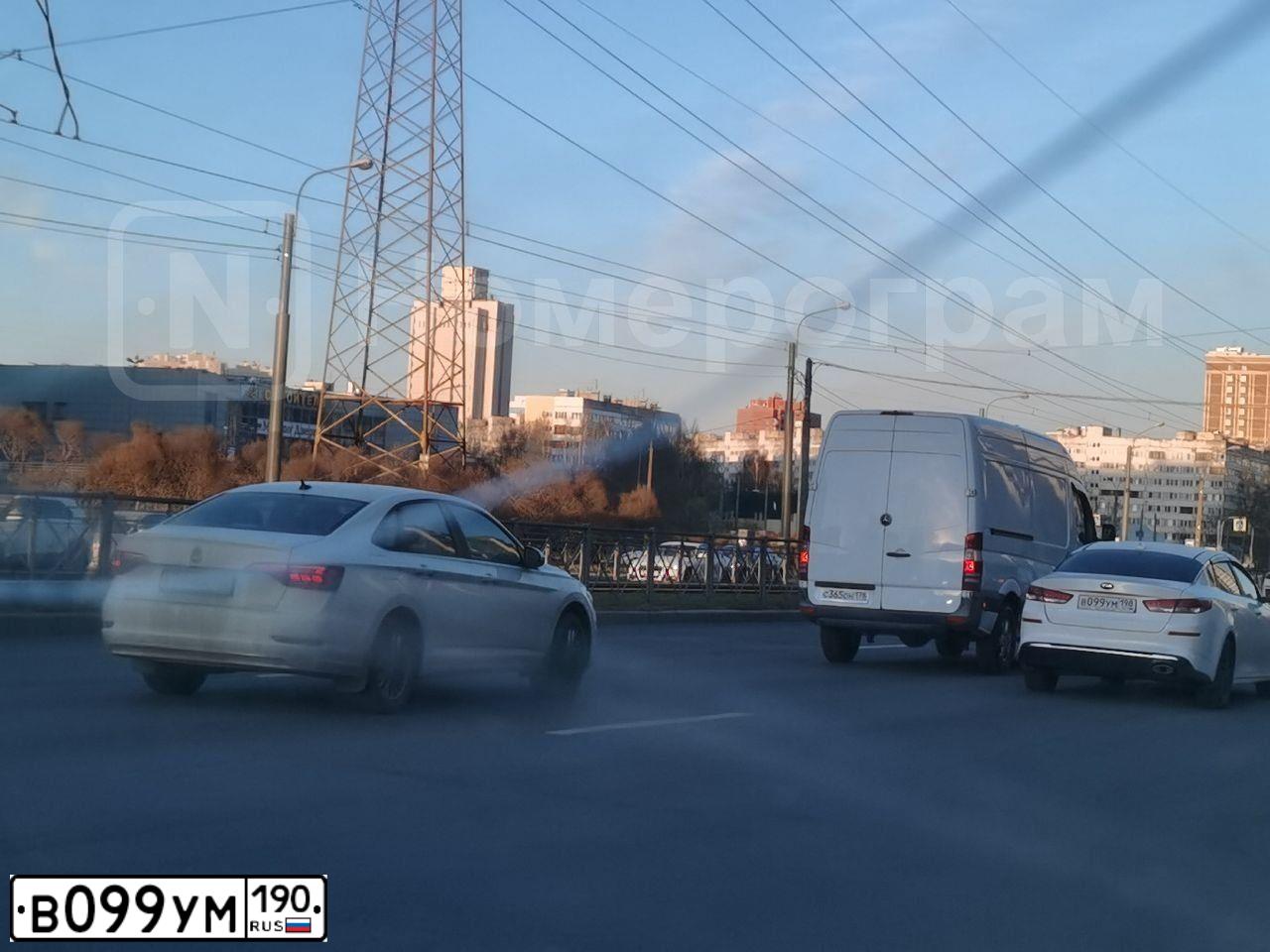 Фото автомобиля RENAULT MEGANE, 2012 — госномер В099УМ190. Цвет: БЕЛЫЙ