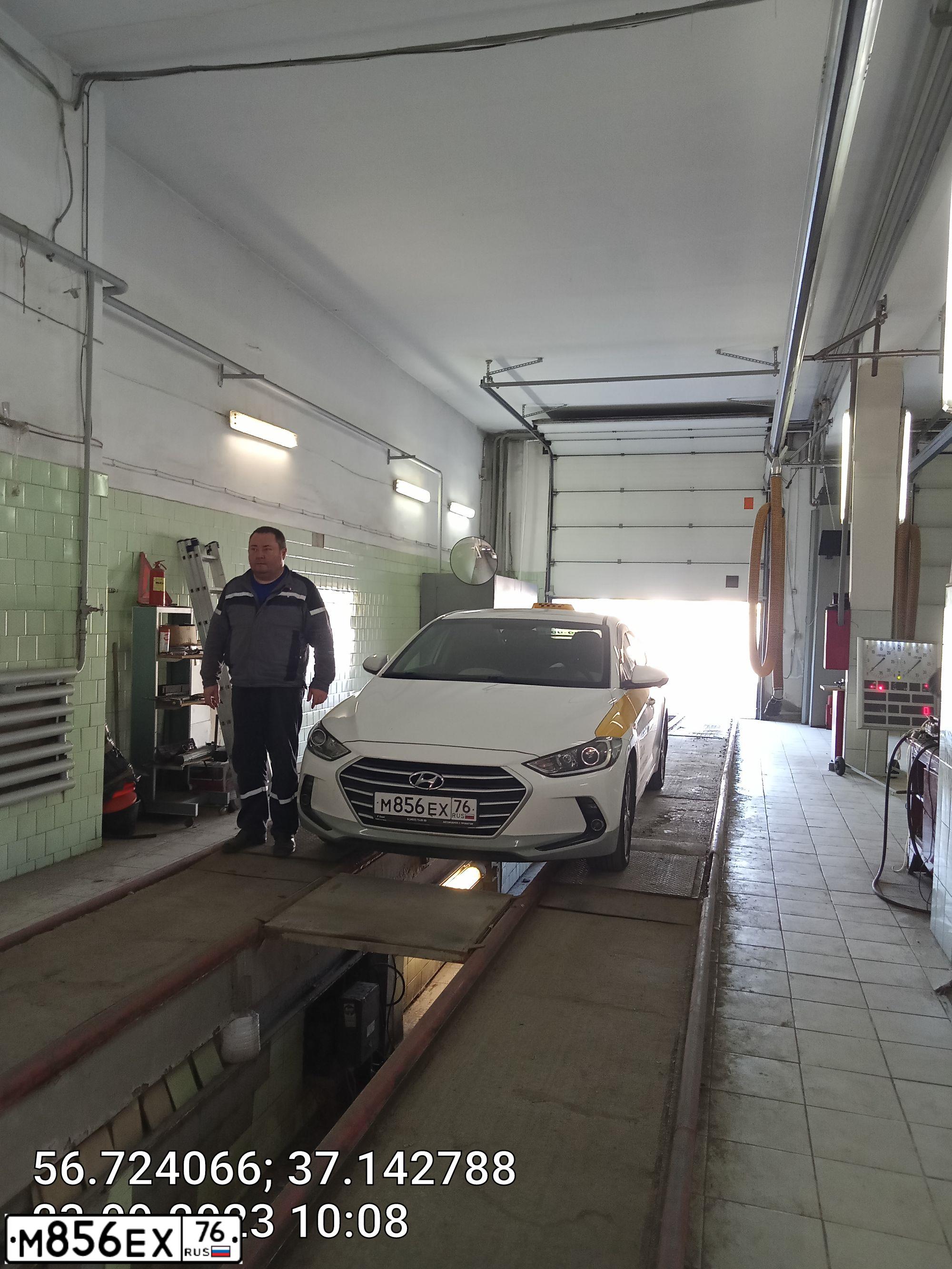 Фото автомобиля HYUNDAI ELANTRA, 2018 — госномер М856ЕХ76. Цвет: Белый Желтый Серый