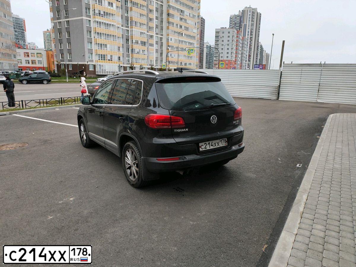 Фото автомобиля VOLKSWAGEN TIGUAN, 2014 — госномер С214ХХ178. Цвет: ЧЕРНЫЙ