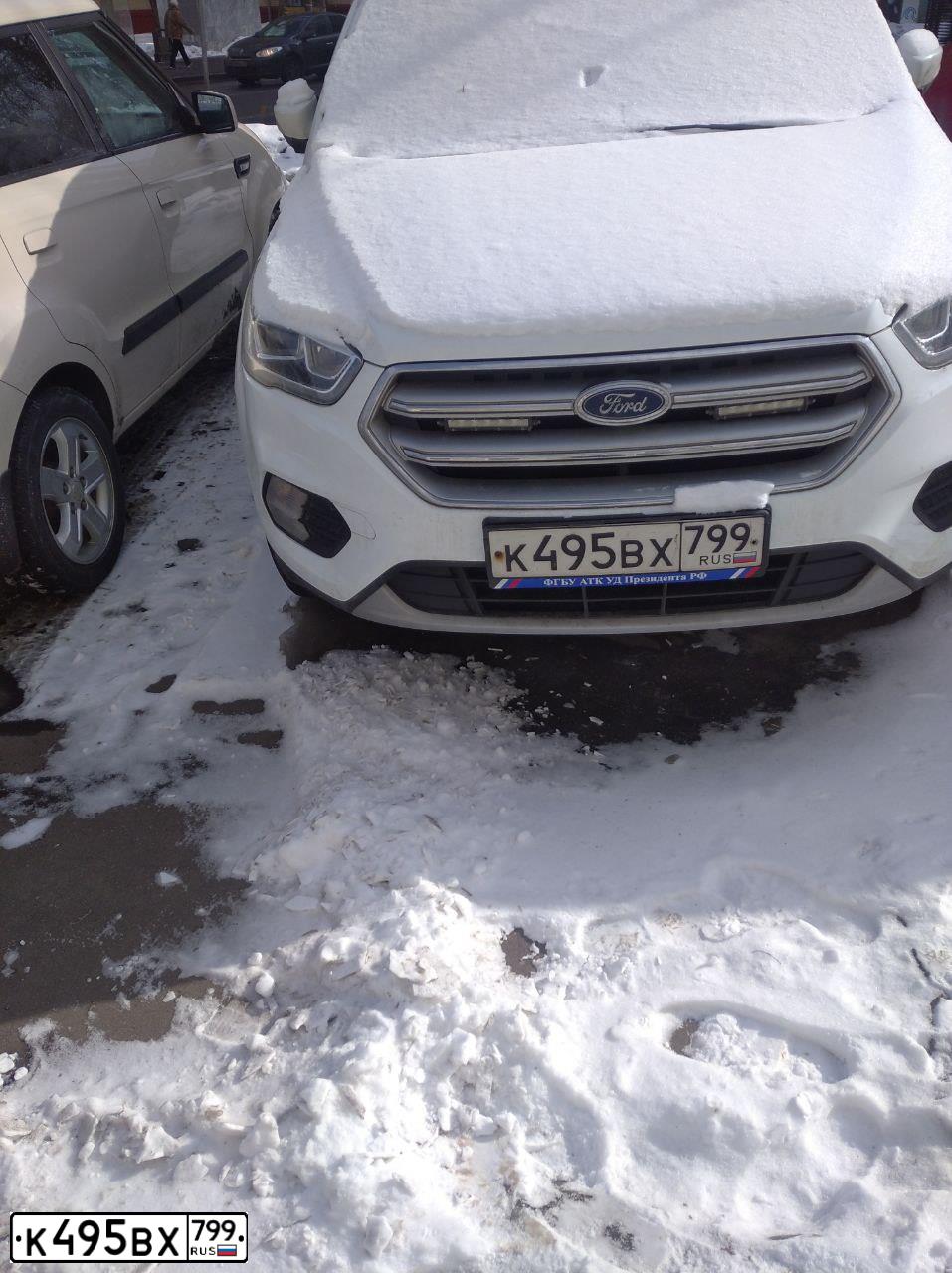 Фото автомобиля FORD KUGA, 2017 — госномер К495ВХ799. Цвет: БЕЛЫЙ