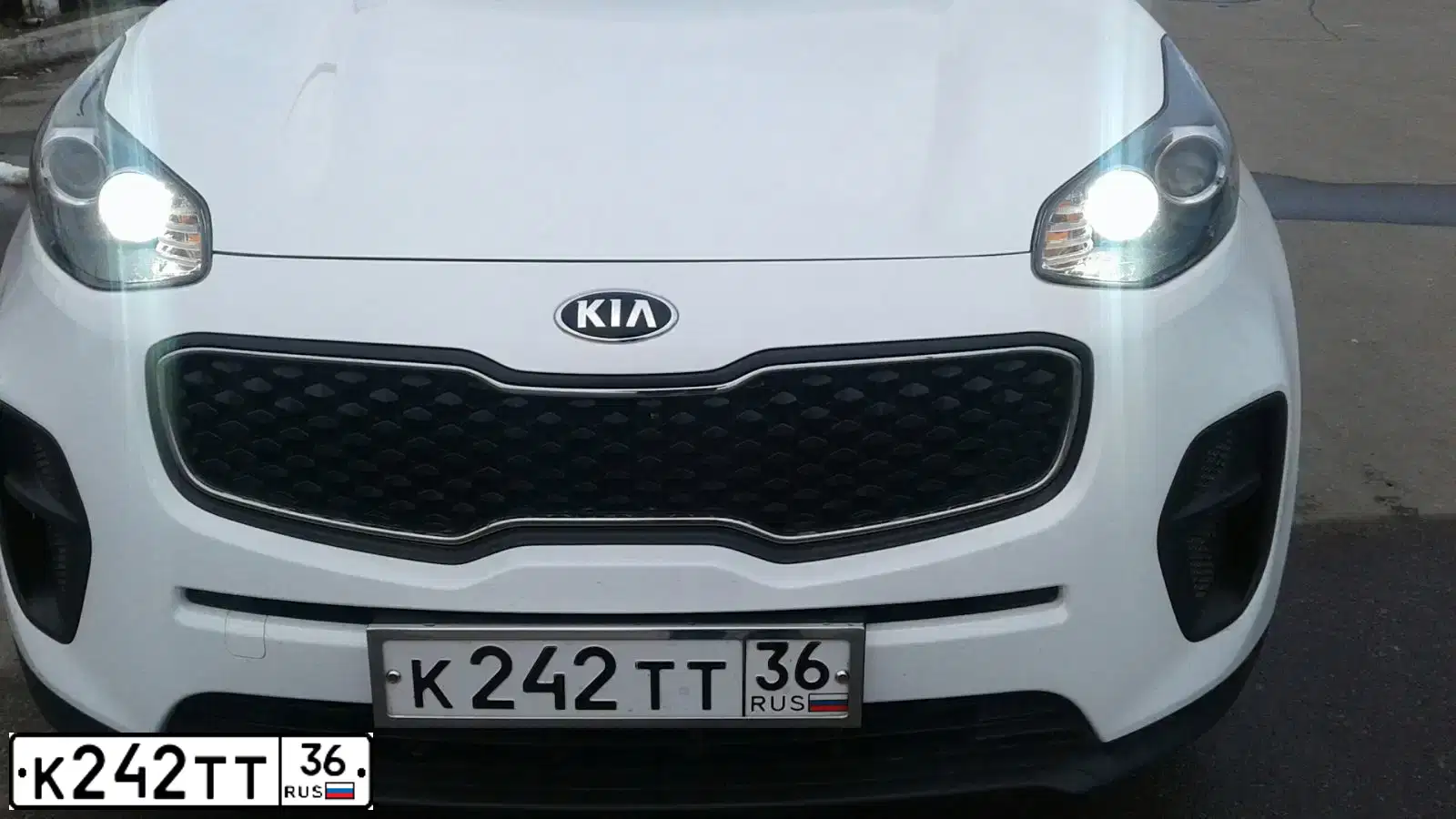 Фото автомобиля KIA SPORTAGE, 2017 — госномер К242ТТ36. Цвет: БЕЛЫЙ