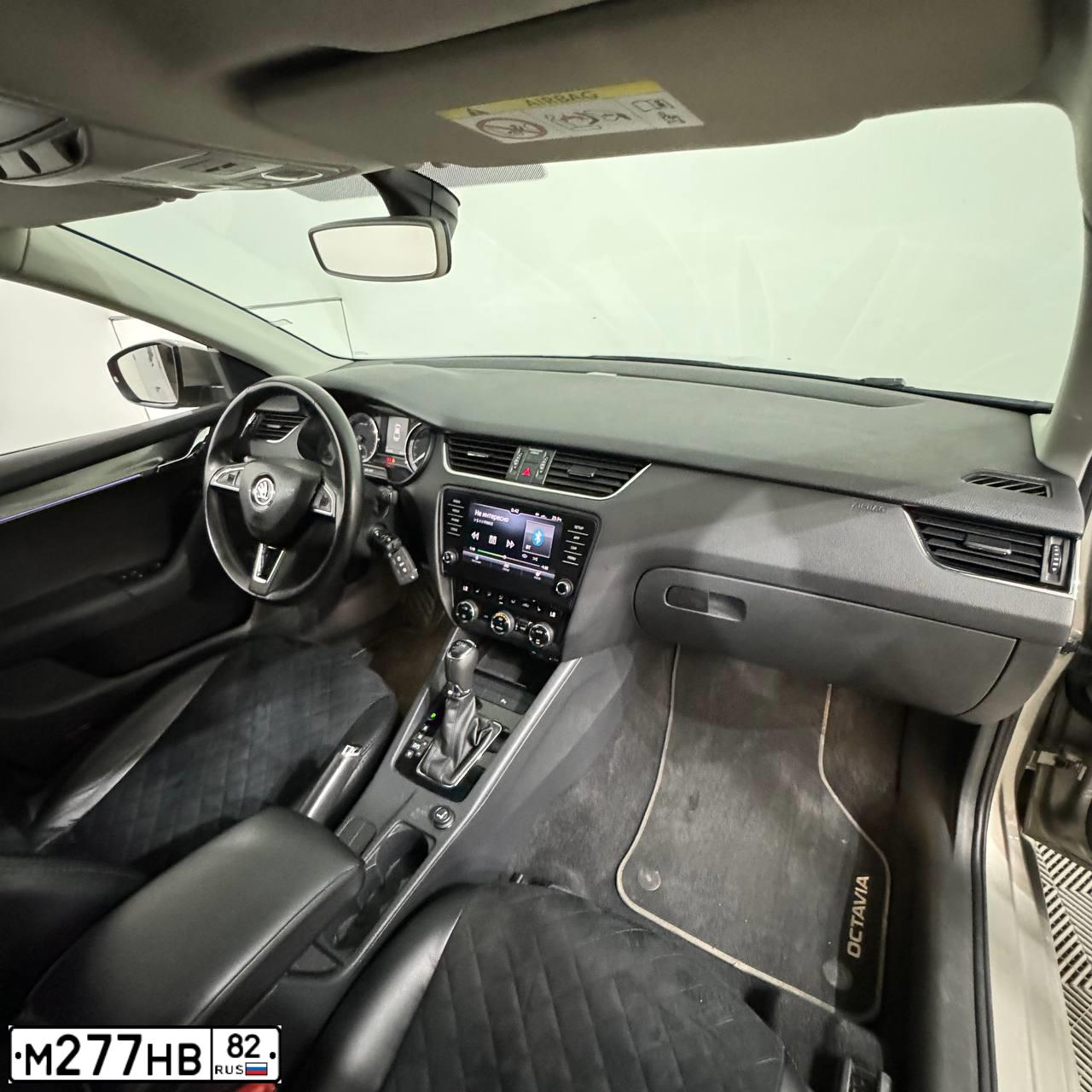 Фото автомобиля SKODA OCTAVIA, 2017 — госномер О011ММ99. Цвет: БЕЖЕВЫЙ