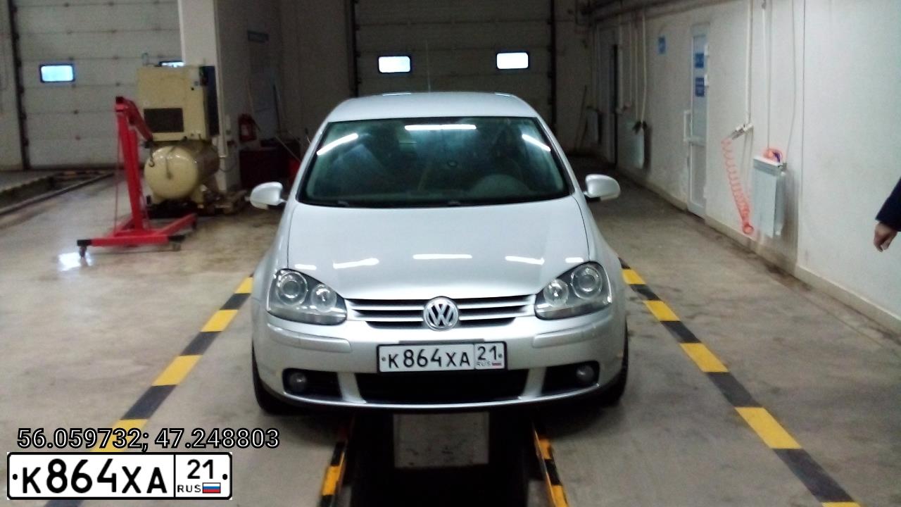 Фото автомобиля VOLKSWAGEN GOLF, 2006 — госномер А444ОО21. Цвет: серебристый 