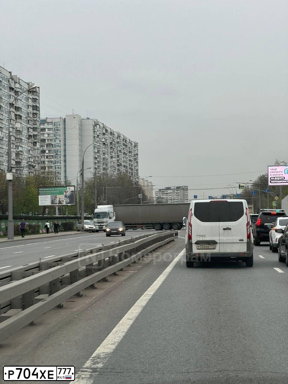 Фото автомобиля RENAULT SANDERO, 2011 — госномер Н456НМ190. Цвет: Белый