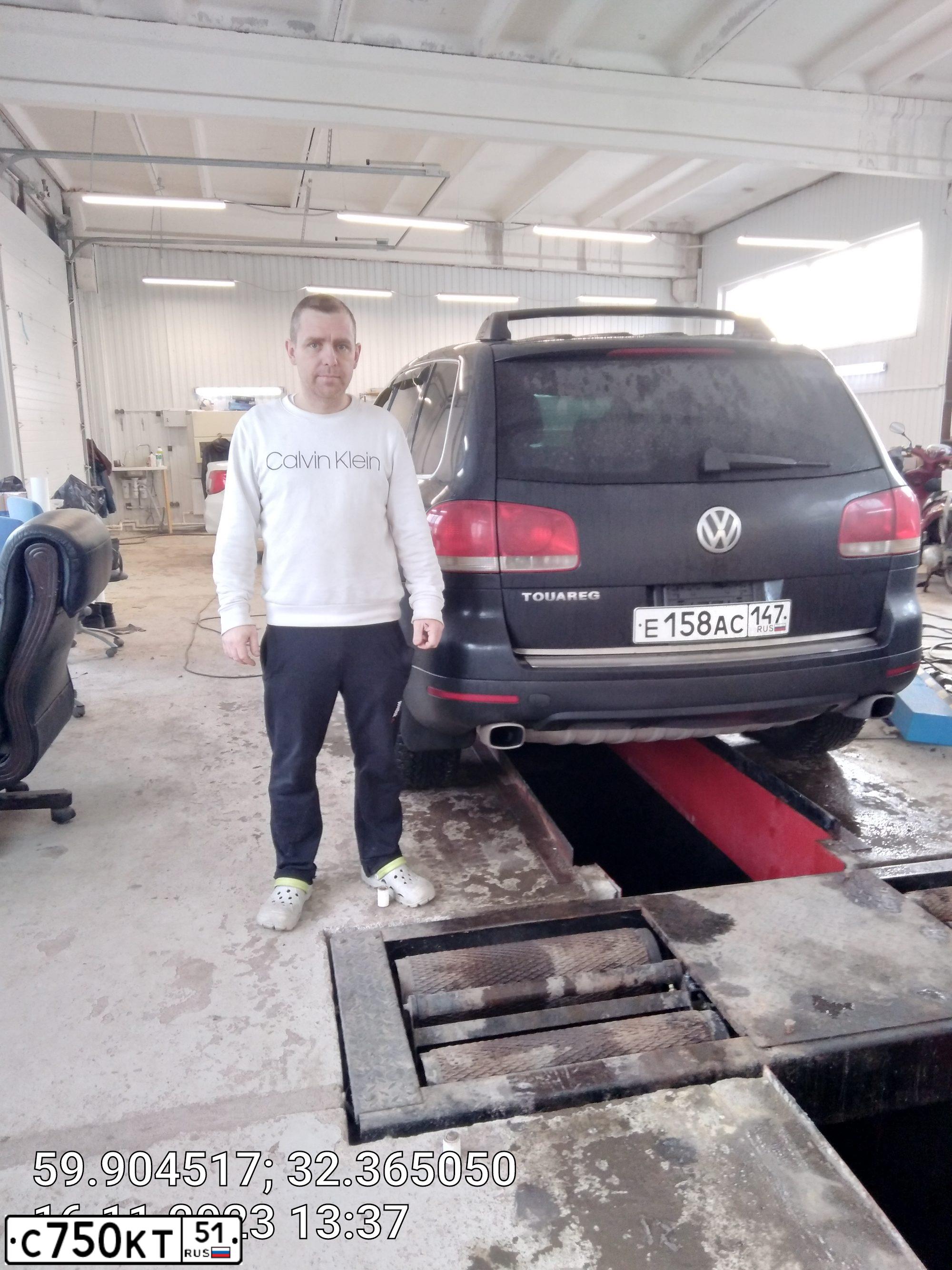 Фото автомобиля VOLKSWAGEN TOUAREG, 2003 — госномер Р628РХ198. Цвет: ЧЕРНЫЙ