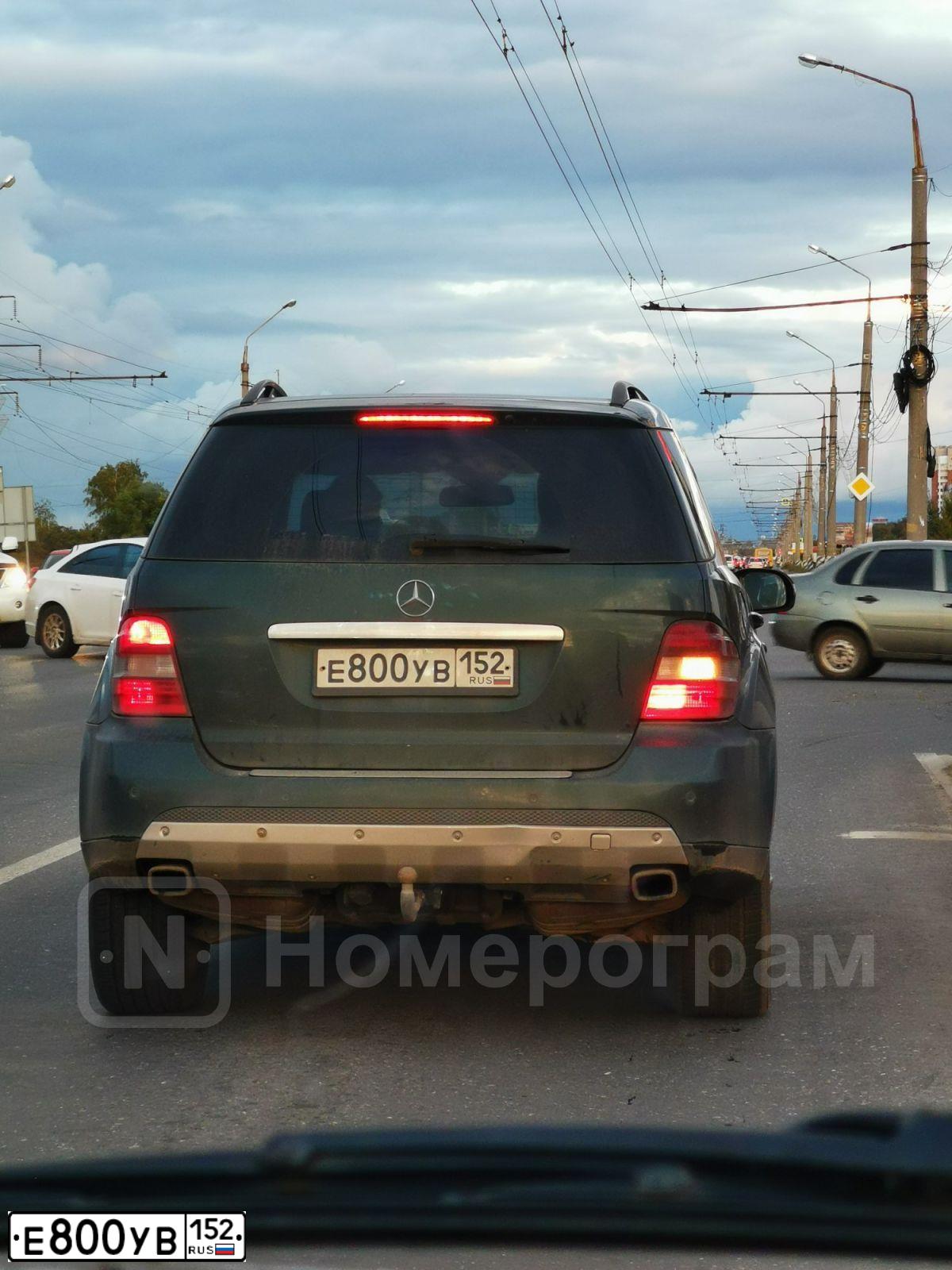 Фото автомобиля TOYOTA LANDCRUISER, 2005 — госномер М988ВВ774. Цвет: Белый