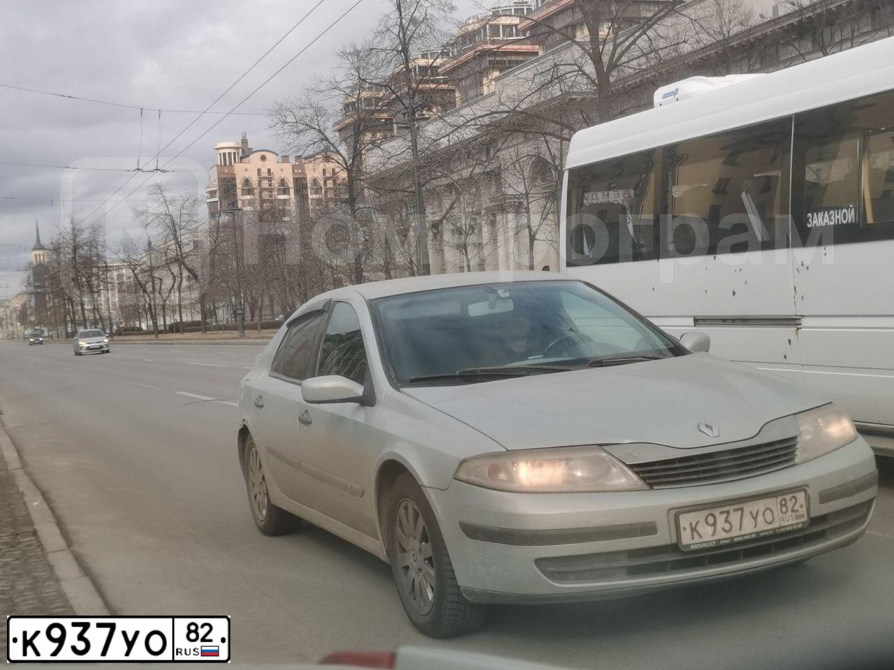 Фото автомобиля RENAULT LAGUNA, 2001 — госномер Н445УМ198. Цвет: БЕЛЫЙ СЕРЕБРИСТЫЙ