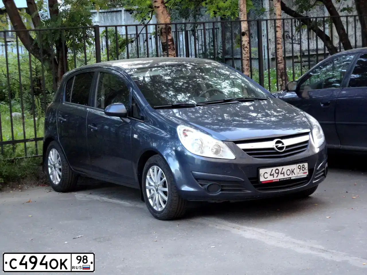 Фото автомобиля OPEL CORSA, 2008 — госномер Е235НН702. Цвет: ТЕМНО-СЕРЫЙ
