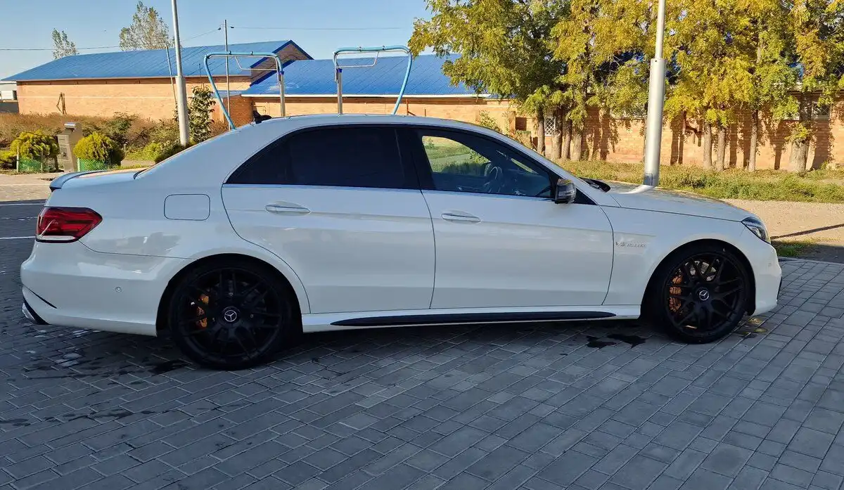 Фото автомобиля MERCEDES E-KLASSE, 2014 — госномер С031НН126. Цвет: Белый
