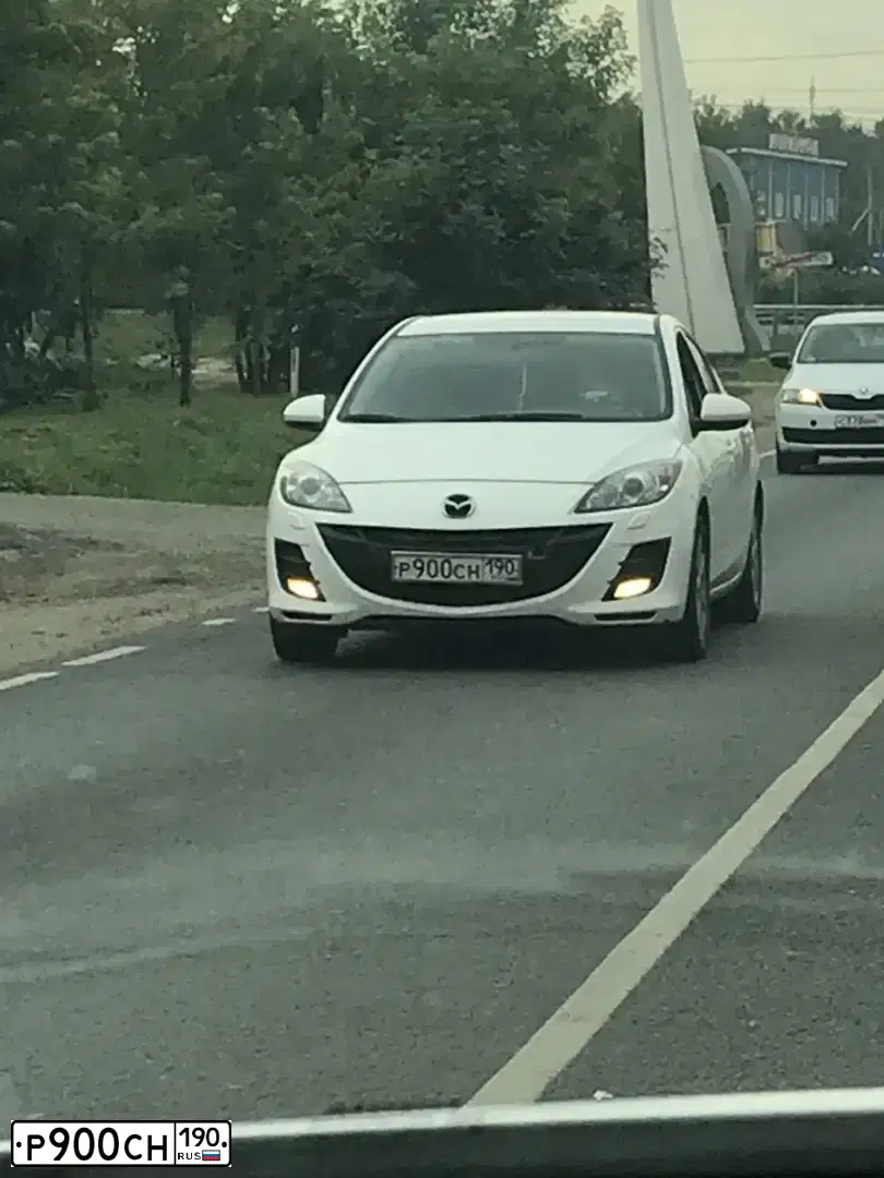 Фото автомобиля MAZDA 3, 2011 — госномер Р900СН190. Цвет: Белый
