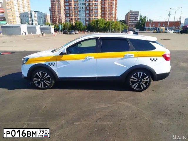 Фото автомобиля LADA VESTA, 2020 — госномер Р016ВМ790. Цвет: БЕЛЫЙ-ЖЕЛТЫЙ-СЕРЫЙ