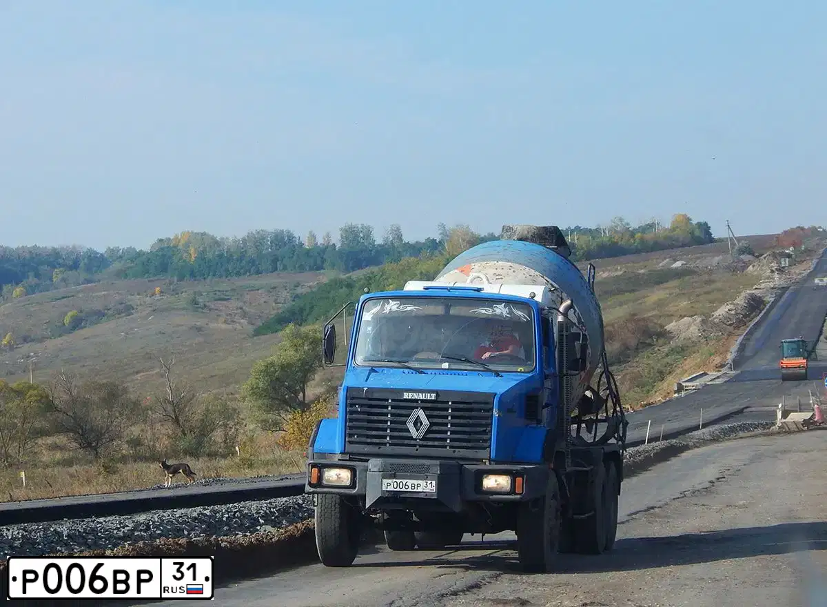 Фото автомобиля RENAULT CBH-SERIE, 1995 — госномер Р006ВР31. Цвет: СИНИЙ