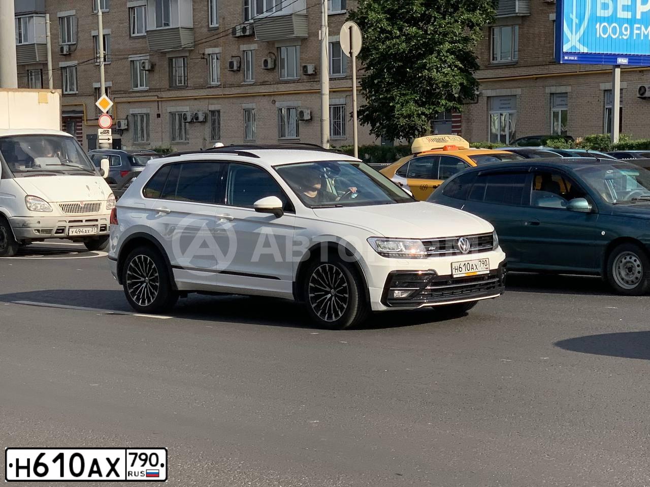 Фото автомобиля VOLKSWAGEN TIGUAN, 2020 — госномер Р942ОВ40. Цвет: БЕЛЫЙ