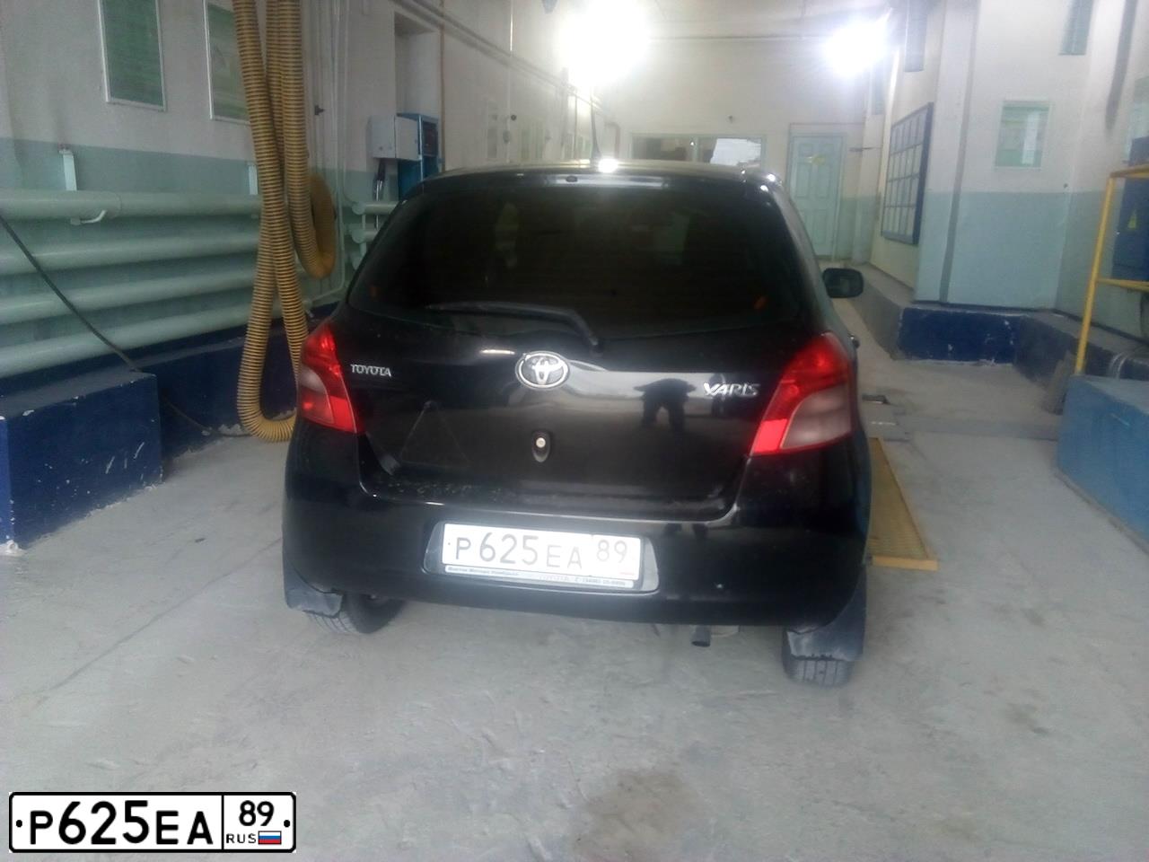 Фото автомобиля TOYOTA YARIS, 2008 — госномер Р625ЕА89. Цвет: ЧЕРНЫЙ