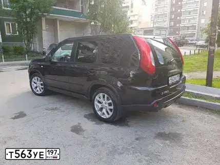 Фото автомобиля NISSAN X-TRAIL, 2012 — госномер У567ЕУ799. Цвет: ЧЕРНЫЙ