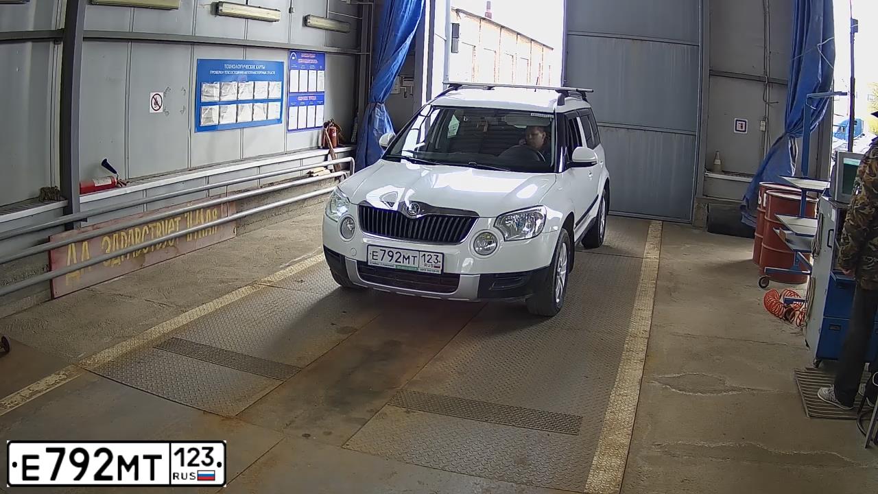 Фото автомобиля SKODA YETI, 2013 — госномер Е792МТ123. Цвет: БЕЛЫЙ