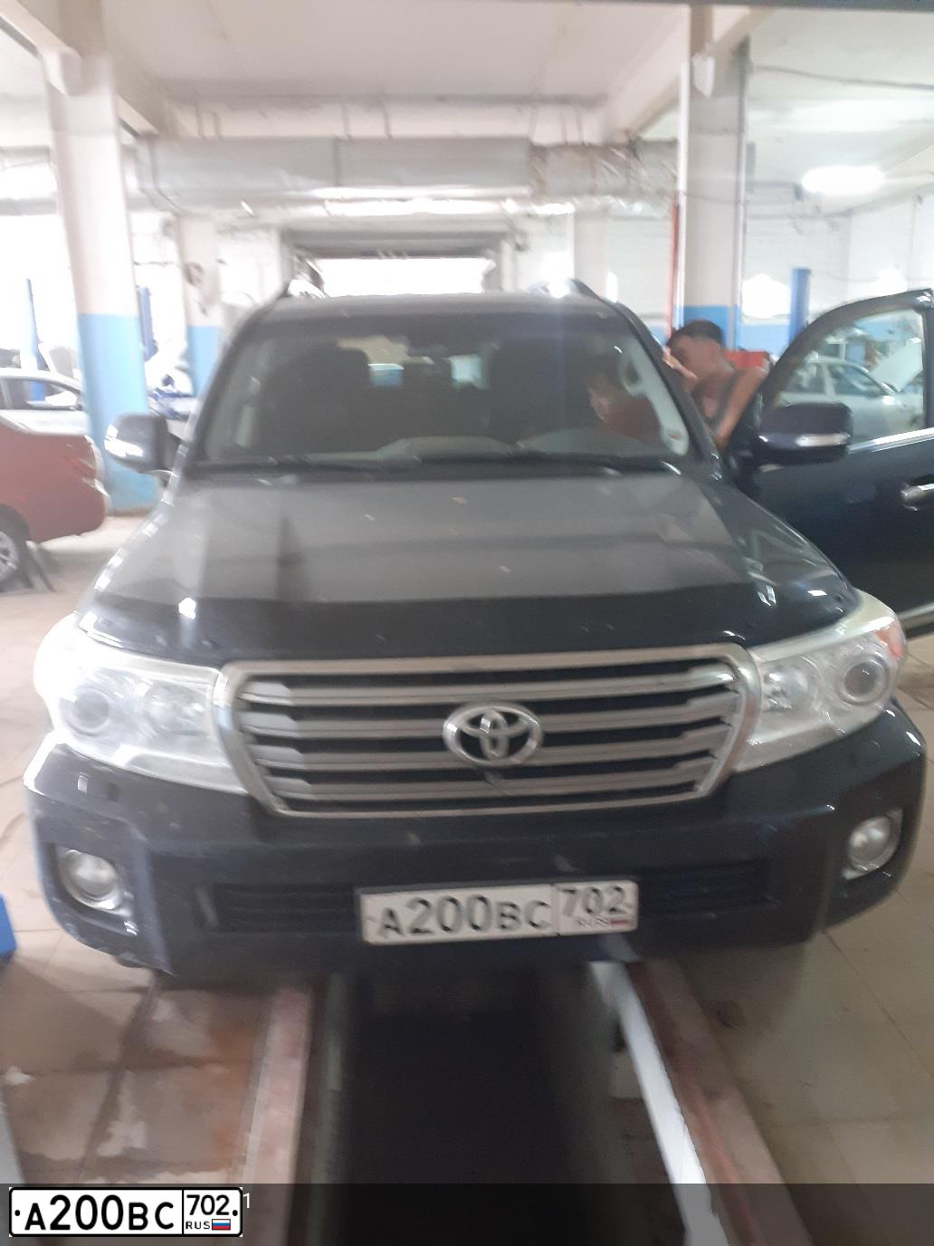 Фото автомобиля TOYOTA LANDCRUISER 200, 2013 — госномер А200ВС702. Цвет: ЧЕРНЫЙ