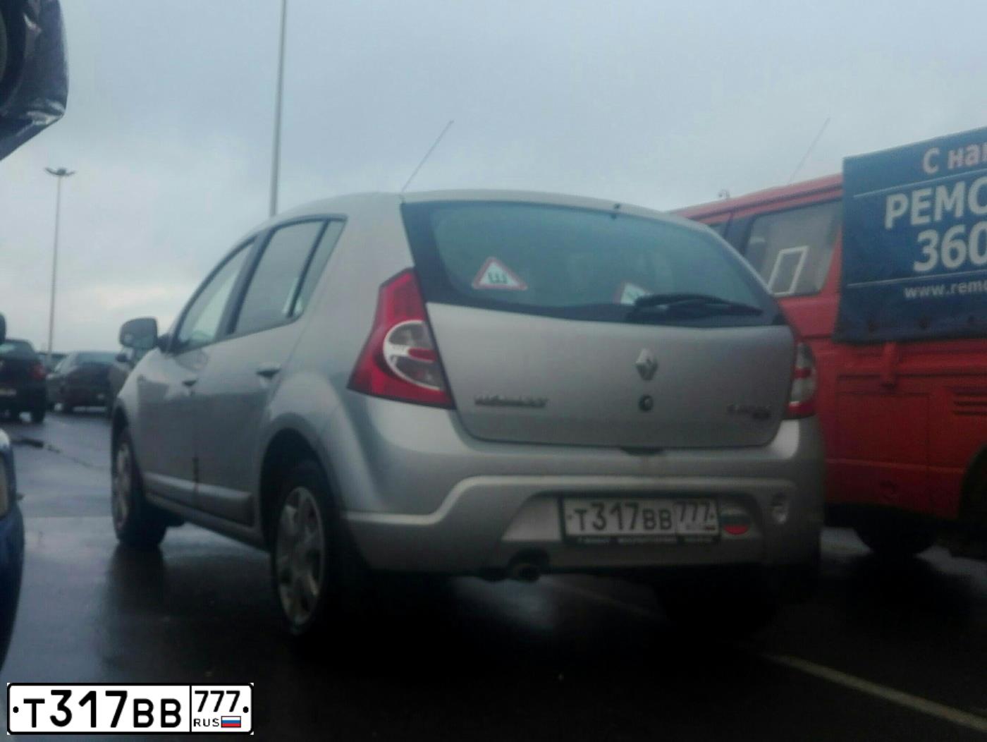 Фото автомобиля RENAULT SANDERO, 2013 — госномер Т317ВВ777. Цвет: СВЕТЛО-СЕРЫЙ