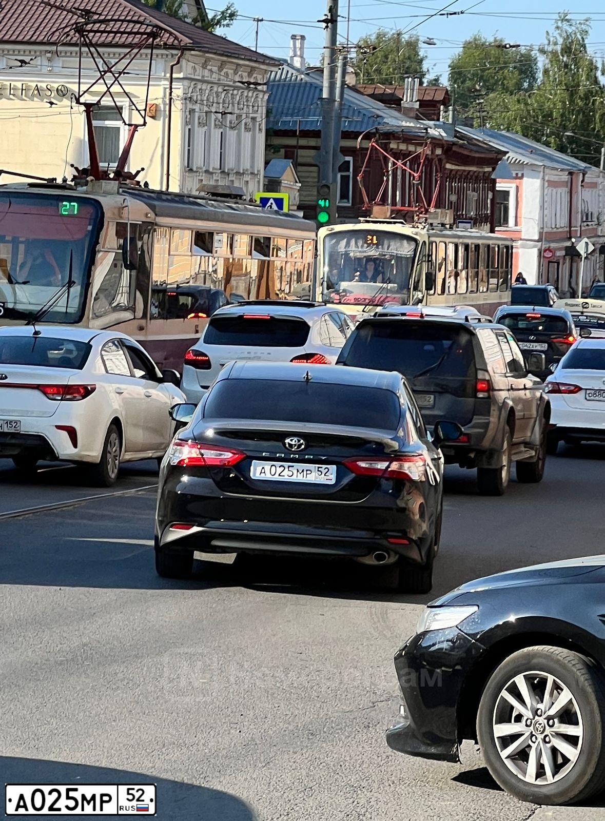Фото автомобиля TOYOTA CAMRY, 2020 — госномер А025МР52. Цвет: ЧЕРНЫЙ