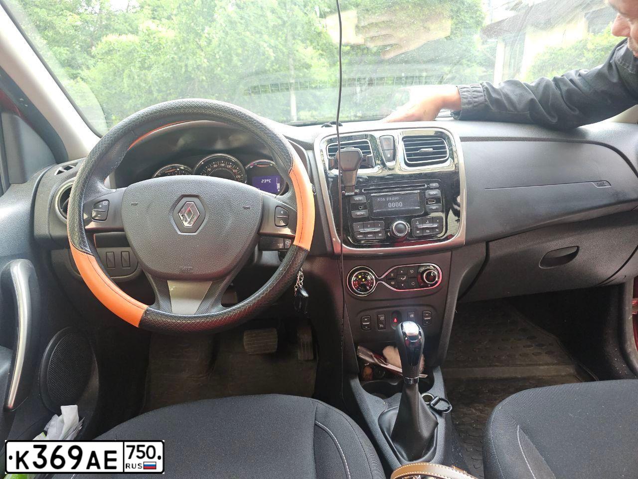 Фото автомобиля RENAULT SANDERO, 2016 — госномер К141НЕ147. Цвет: КРАСНЫЙ