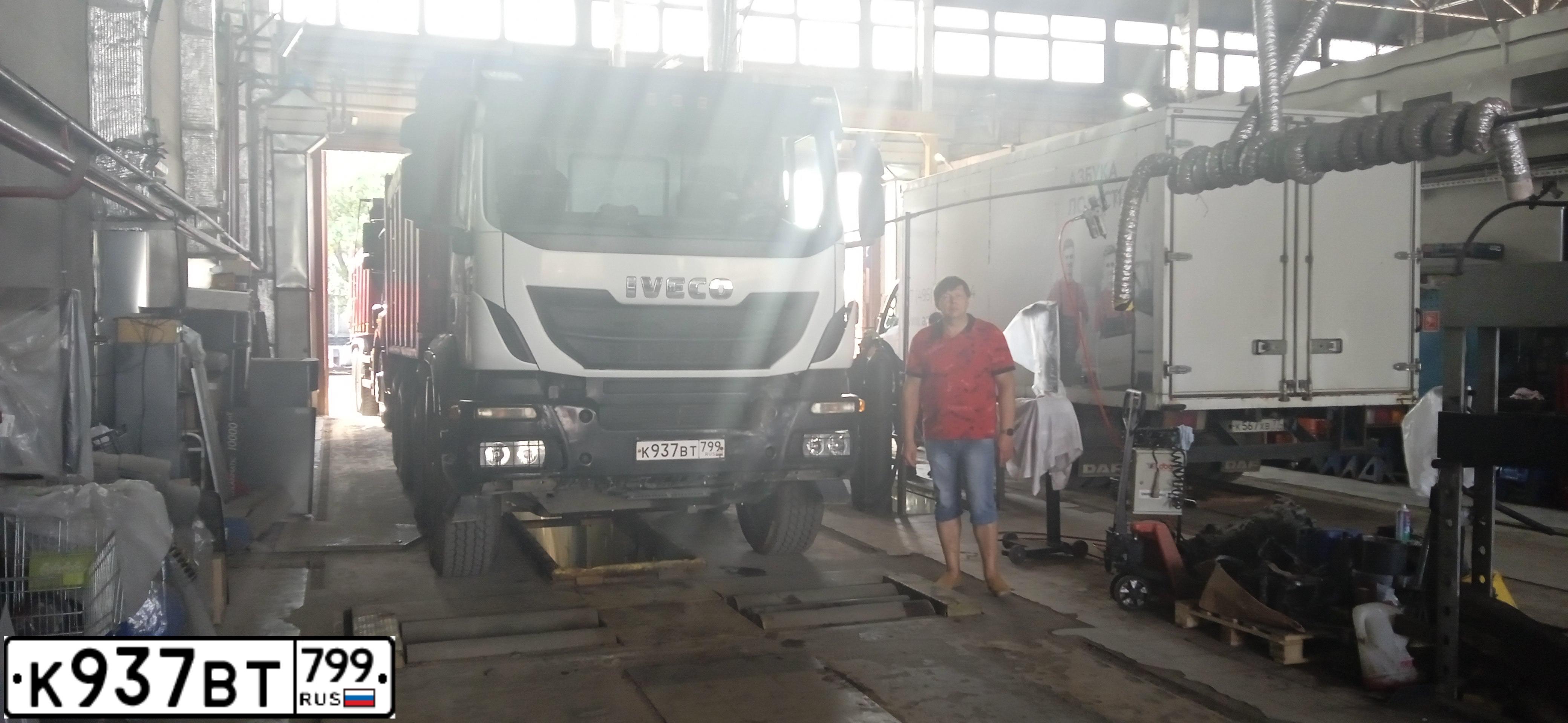 Фото автомобиля IVECO EUROTRAKKER/TRAKKER, 2017 — госномер К937ВТ799. Цвет: БЕЛЫЙ